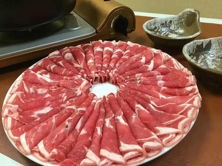 三文銭で楽しめるラム肉の盛り合わせ