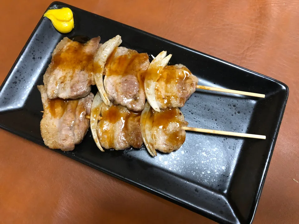 甘辛いタレを絡めた豚肉と玉ねぎの室蘭焼き鳥