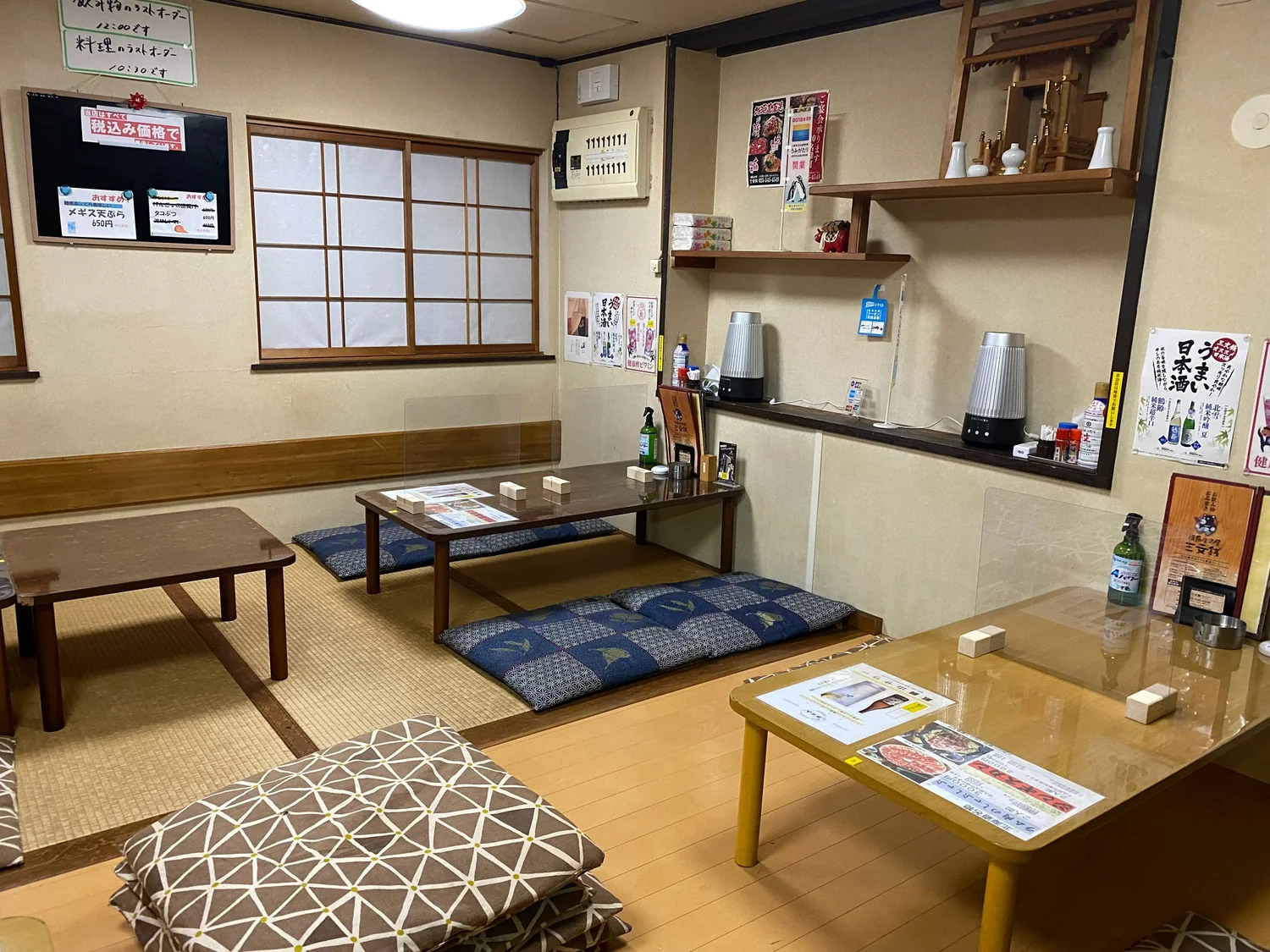 座卓と座布団が並ぶ三文銭の店内