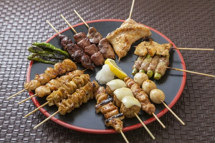 さまざまな串焼きを並べた三文銭の盛り合わせ